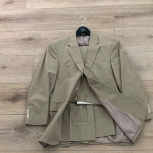 Men's Tan 2 piece Suit 40L/34